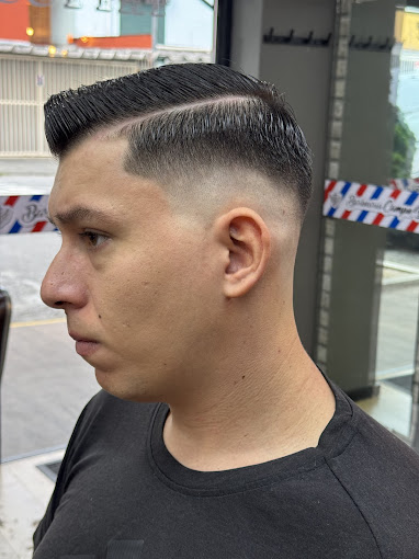 Corte fade clássico com risco feito na Campo Belo Barbearia