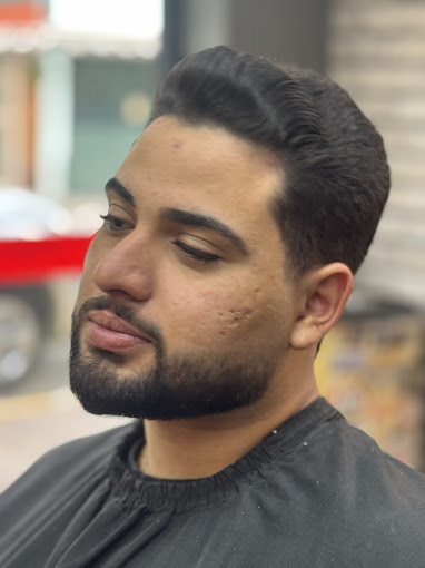 Pompadour com barba aparada na Campo Belo Barbearia