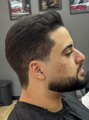 Corte masculino com barba modelada na barbearia Campo Belo SP
